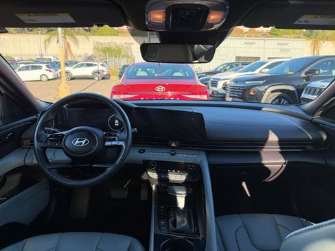 Used 2025 Hyundai Elantra Limited image 33