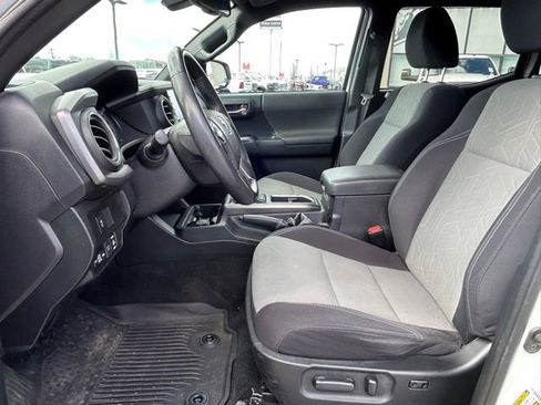 Used 2021 Toyota Tacoma TRD Sport w/ Technology Package image 26