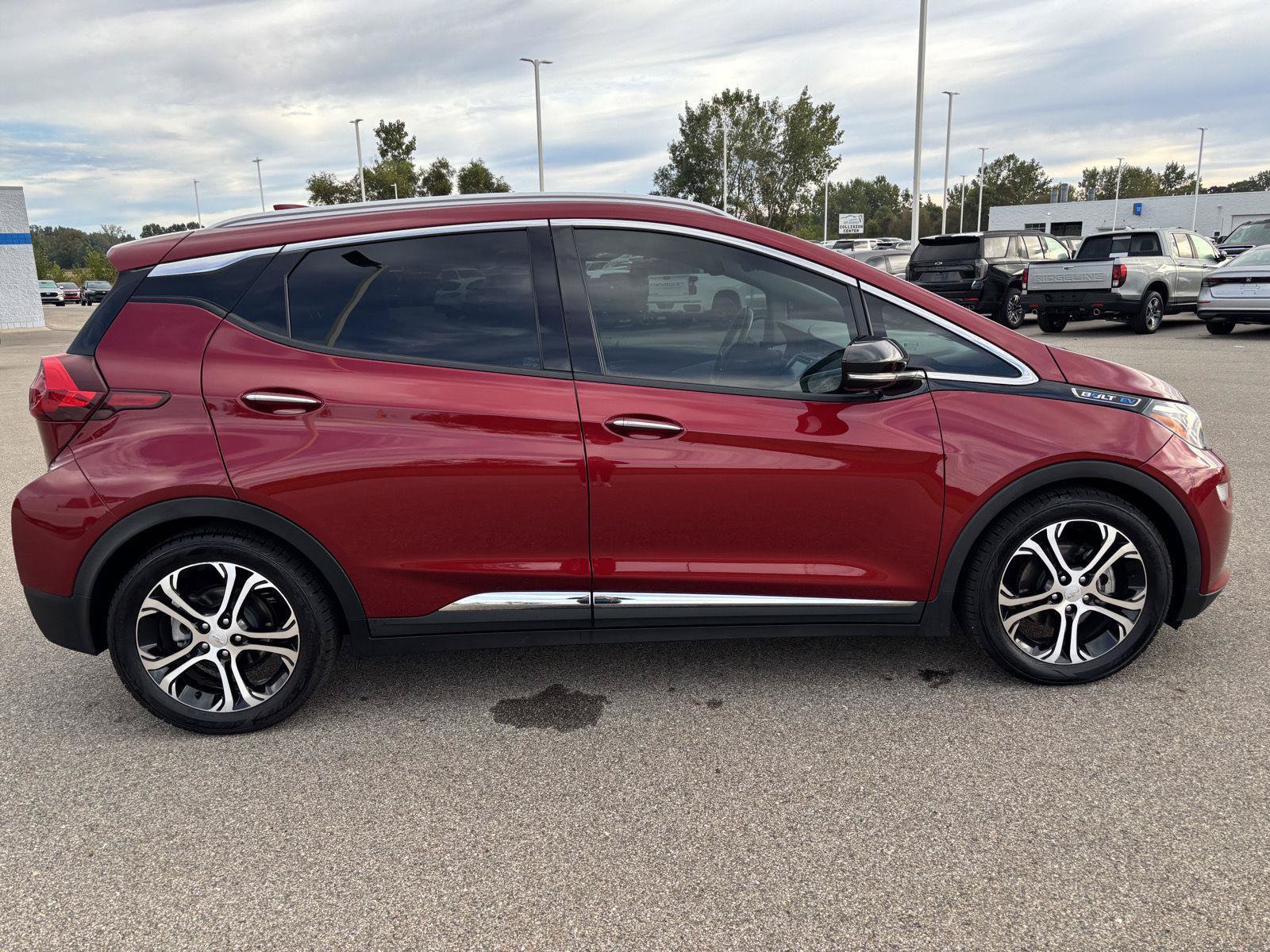 Used 2021 Chevrolet Bolt Premier w/ Infotainment Package FWD image 6