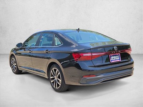 Used 2025 Volkswagen Jetta SE FWD image 8