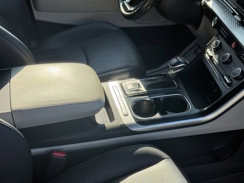 Used 2022 Kia Carnival LX FWD image 16