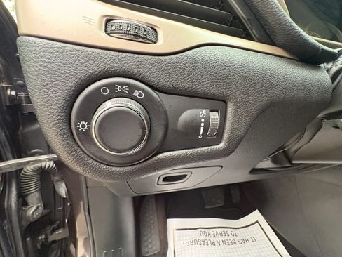 Used 2017 Jeep Cherokee Sport FWD image 28