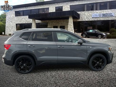 Used 2022 Volkswagen Taos SE w/ Panoramic Sunroof Package AWD/4WD image 4