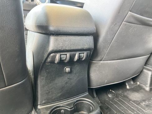 Used 2018 Jeep Wrangler Unlimited Sahara w/ Connectivity Group AWD/4WD image 21