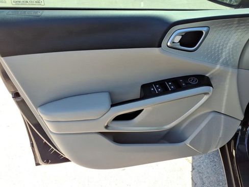 Used 2025 Kia Soul LX image 15