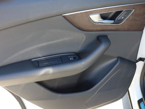 Used 2020 Audi Q8 Premium image 22