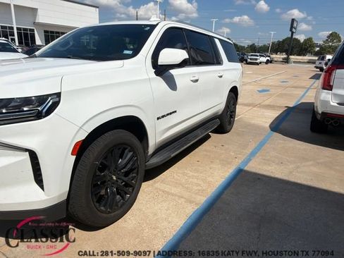 Used 2021 Chevrolet Suburban LT RWD image 1