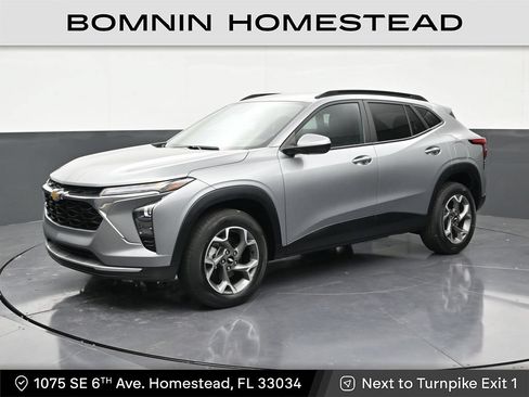 Used 2024 Chevrolet Trax LT w/ Driver Confidence Package FWD image 1