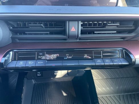 Used 2025 Toyota Prius Plug-In Hybrid image 19