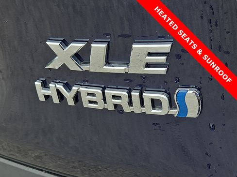 Used 2022 Toyota RAV4 XLE Premium AWD/4WD image 8