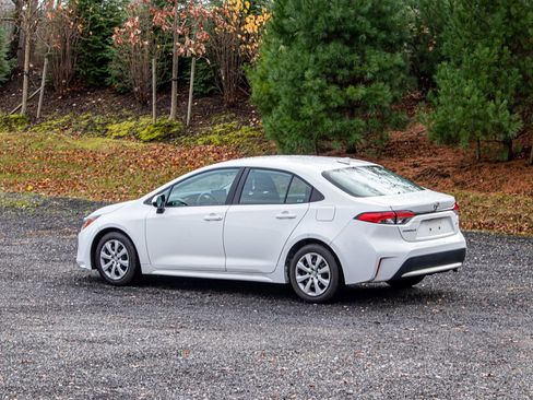 Used 2021 Toyota Corolla LE image 5