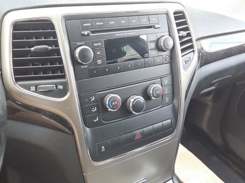 Used 2012 Jeep Grand Cherokee Laredo w/ Laredo E Group AWD/4WD image 17