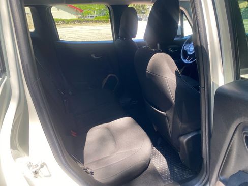 Used 2016 Jeep Renegade Latitude w/ Cold Weather Group FWD image 20