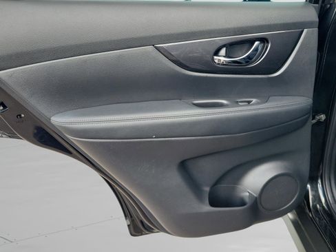 Used 2017 Nissan Rogue SV w/ SV Premium Package image 30