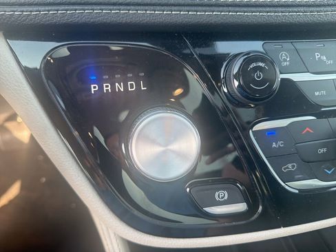 Used 2023 Chrysler Pacifica Limited image 16