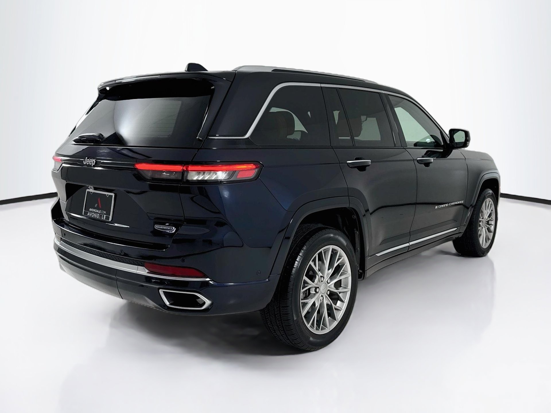 Used 2023 Jeep Grand Cherokee Summit w/ Luxury Tech Group V RWD image 8