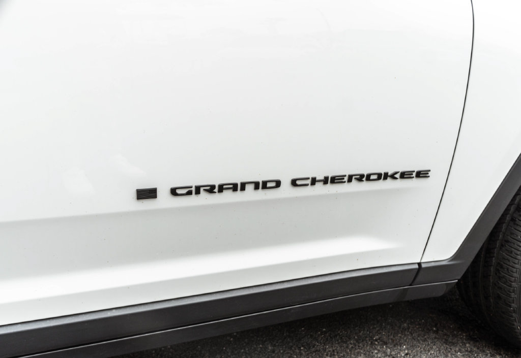 Used 2023 Jeep Grand Cherokee Altitude AWD/4WD image 4
