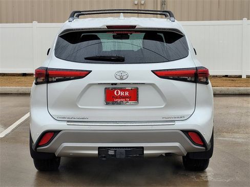 Used 2022 Toyota Highlander Platinum image 5