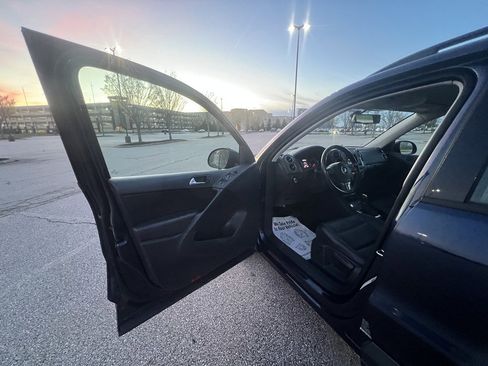 Used 2016 Volkswagen Tiguan S image 16