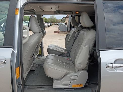 Used 2014 Toyota Sienna XLE w/ Entertainment Package FWD image 16