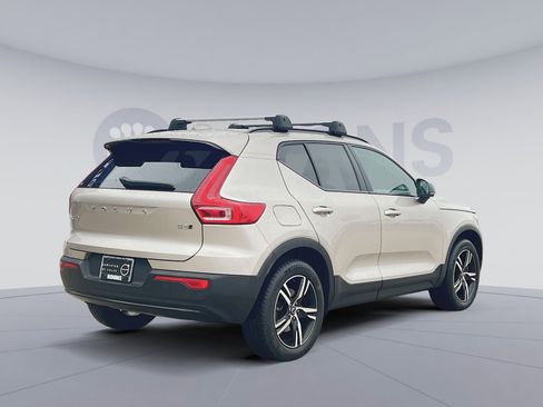 Used 2023 Volvo XC40 B5 Plus image 7