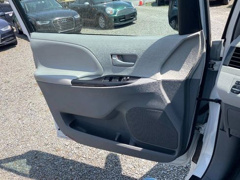 Used 2014 Toyota Sienna LE FWD image 22