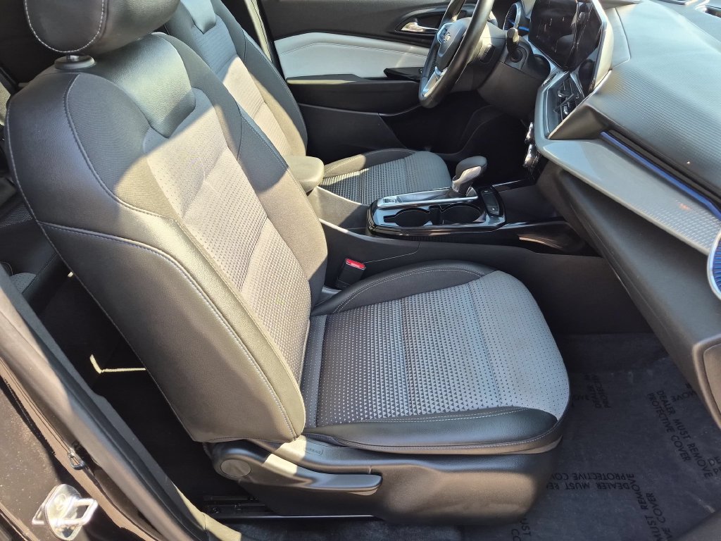Used 2025 Chevrolet Trax LT w/ LT Convenience Package FWD image 26