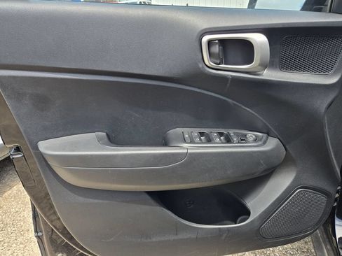 Used 2025 Hyundai Venue SEL FWD image 7