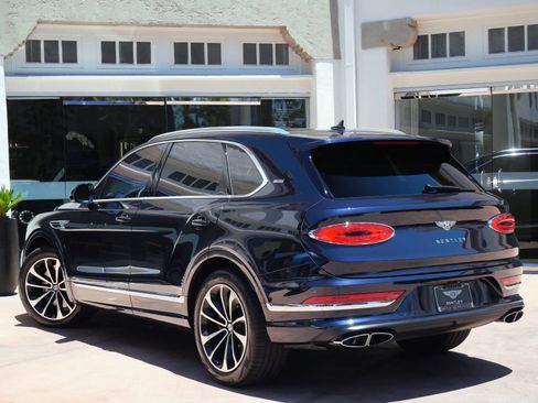 Used 2022 Bentley Bentayga AWD/4WD image 3