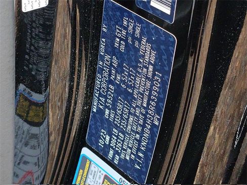 Used 2024 Kia Carnival LX image 27