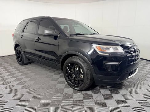 Used 2018 Ford Explorer XLT FWD image 3