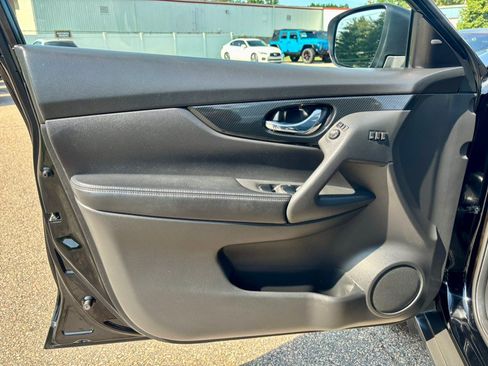 Used 2018 Nissan Rogue SL w/ Premium Package AWD/4WD image 9