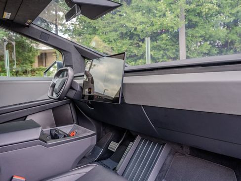 Used 2025 Tesla Cybertruck AWD Crew Cab image 21