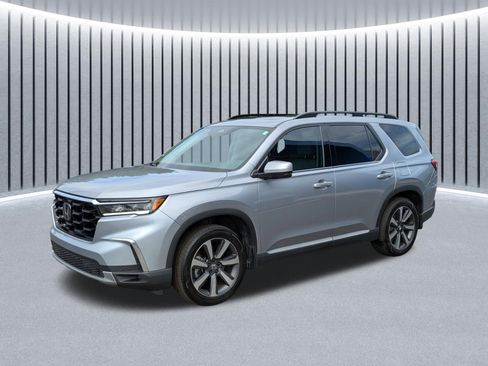 Certified 2025 Honda Pilot Touring image 11