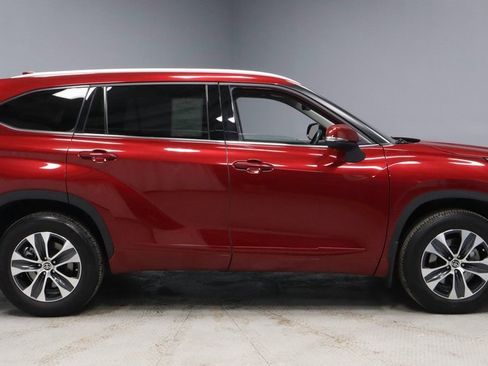 Used 2022 Toyota Highlander XLE image 11