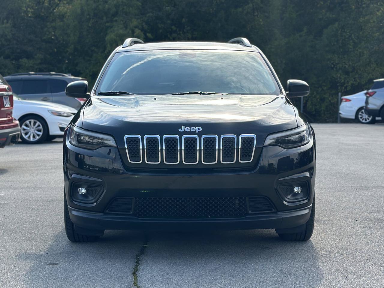 Used 2019 Jeep Cherokee Latitude Plus w/ Comfort/Convenience Group FWD image 3