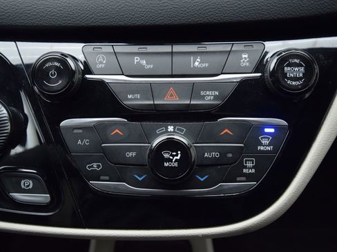 Used 2023 Chrysler Pacifica Touring-L image 30