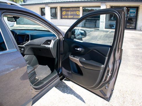 Used 2018 Jeep Cherokee Latitude Plus image 37