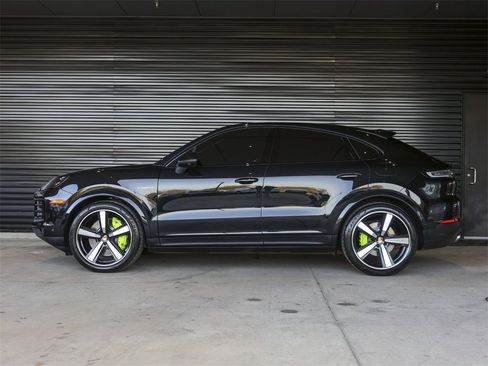 Certified 2025 Porsche Cayenne E-Hybrid Coupe image 2