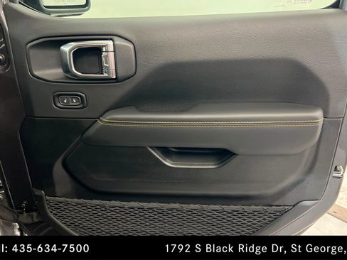 Used 2025 Jeep Wrangler Sahara image 23