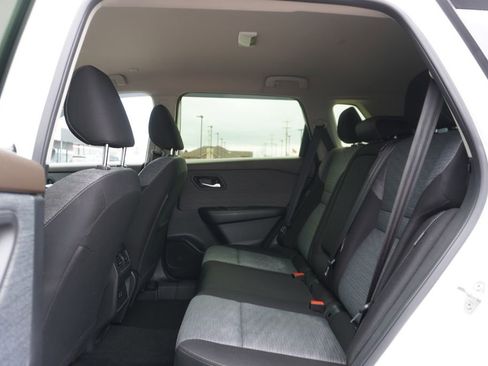 Used 2023 Nissan Rogue SV image 4