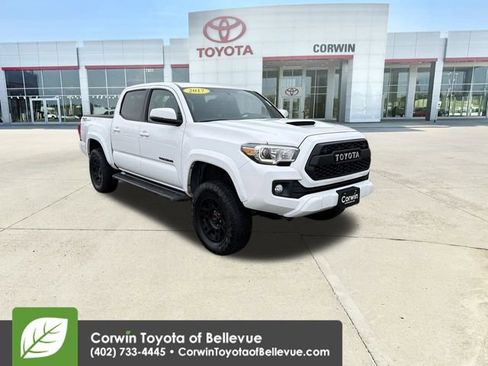 Used 2017 Toyota Tacoma TRD Sport image 2