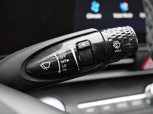 Certified 2022 Hyundai Elantra Limited w/ Preferred Accessory Package image 33