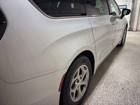 Used 2024 Chrysler Pacifica Limited image 12