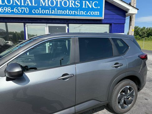 Used 2024 Nissan Rogue SV FWD image 2