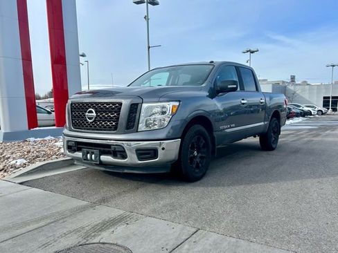Used 2019 Nissan Titan SV w/ SV Convenience Package image 2