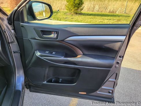 Used 2019 Toyota Highlander XLE image 34