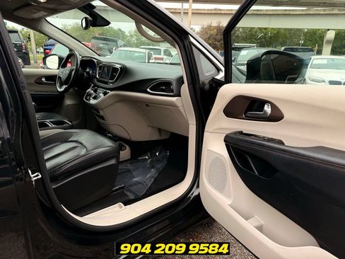 Used 2019 Chrysler Pacifica Touring-L FWD image 30