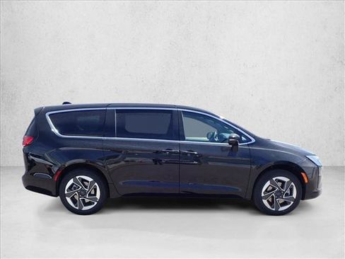 New 2027 Chrysler Pacifica Limited AWD/4WD image 5