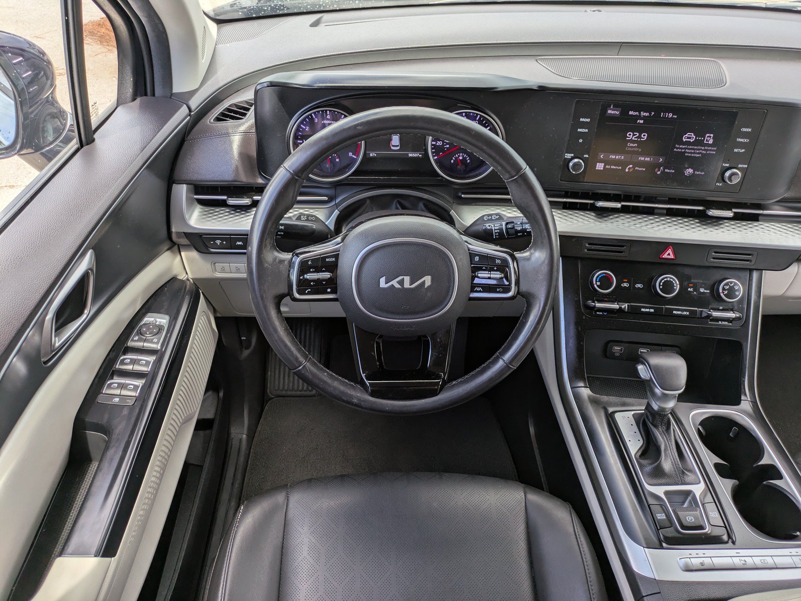 Used 2024 Kia Carnival LX FWD image 12